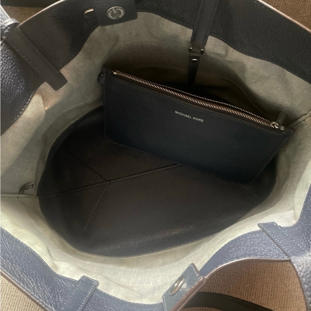 Michael Kors blue and jeans shoulder bag. - Picture 8 of 8